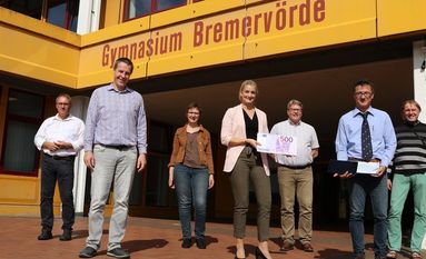 Mitglieder des Fördervereins und Alena Renken (Mitte, Sparkasse Rotenburg Osterholz) übergeben einen symbolischen Scheck an den kommissarischen Schulleiter Dr. Uwe Strohbach (Zweiter von rechts).  Foto: eb
