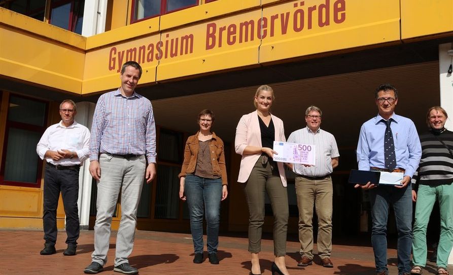 Mitglieder des Fördervereins und Alena Renken (Mitte, Sparkasse Rotenburg Osterholz) übergeben einen symbolischen Scheck an den kommissarischen Schulleiter Dr. Uwe Strohbach (Zweiter von rechts).  Foto: eb