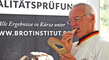 Der Abschluss einer jeden Brotprüfung: Der Happen, ob es auch es schmeckt. Foto: pvio