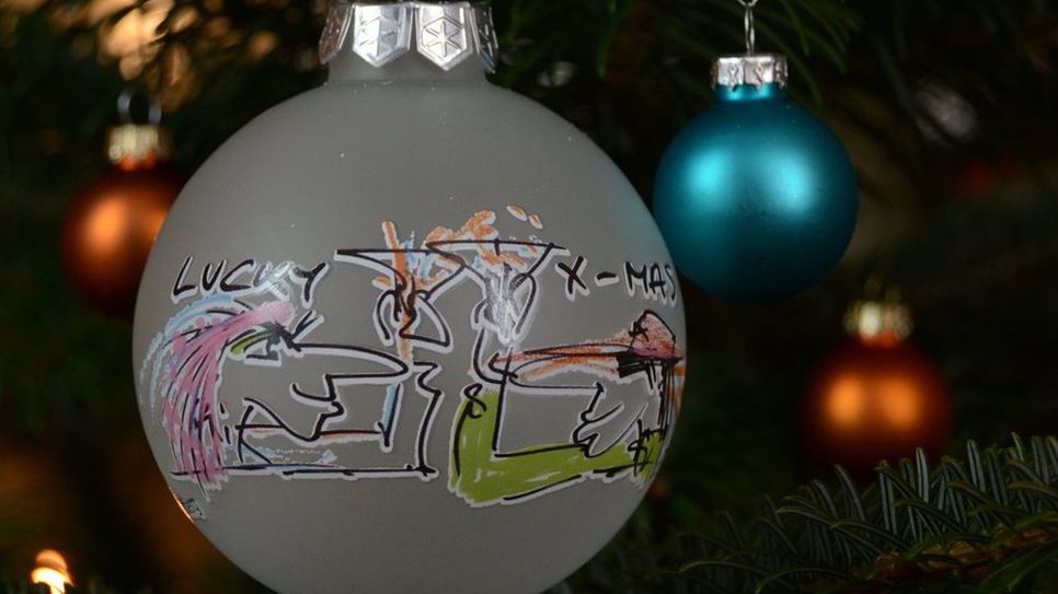 Udo Lindenberg und Ina Müller haben den außergewöhnlichen Weihnachtsschmuck kreiert. Foto: Laufer