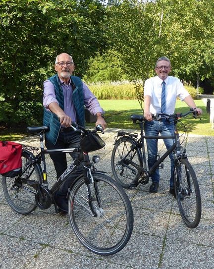 Peter Schnaars und Landrat Bernd Lütjen sind mit ihren Rädern mit dabei und schwingen sich auf ihre Sättel für die Umwelt.  Foto: hc
