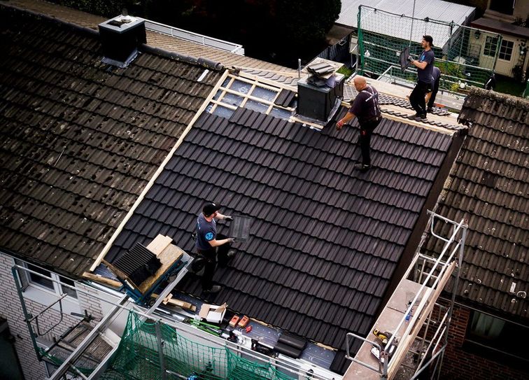 Auch in Corona-Zeiten viel zu tun: Dachdecker sollen mehr Geld für ihre Arbeit bekommen, fordert die IG BAU.  Foto: IG Bau