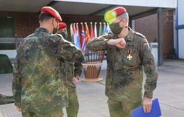 Kommandoübergabe coronakonform: Vergangene Woche wurde die Leitungs des Logistischen Übungszentrums in der Logistikschule der Bundeswehr in Garlstedt an Andreas Bock übergeben.   Foto: eb