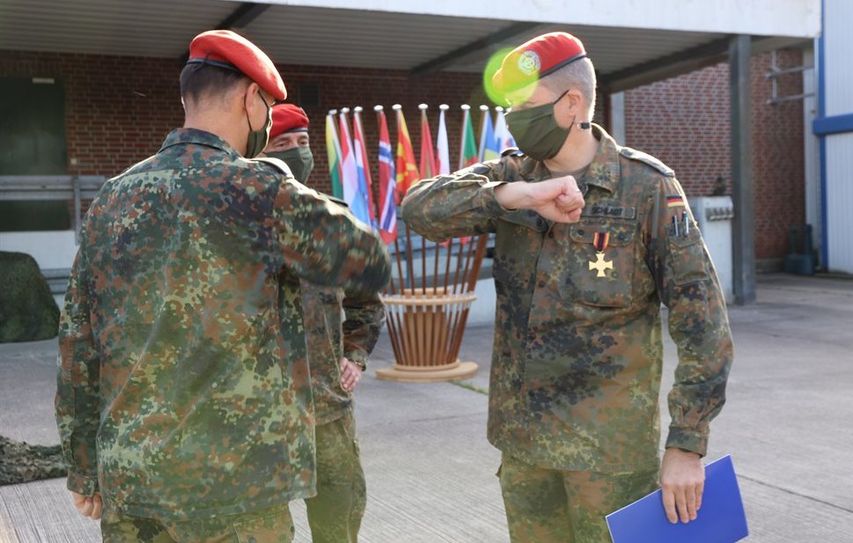Kommandoübergabe coronakonform: Vergangene Woche wurde die Leitungs des Logistischen Übungszentrums in der Logistikschule der Bundeswehr in Garlstedt an Andreas Bock übergeben.   Foto: eb