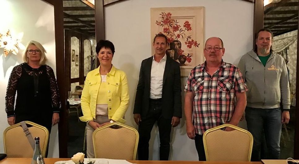 Anja Dähncke, Martina Dammann, Sven Behrens, Burkhard Oetjen und Ingo Wilk vom Wirtschaftsinteressenring.  Foto: an
