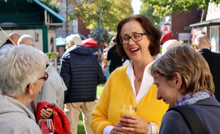 Dr. Susanne Bömers mit Gemeindemitgliedern in entspannter Runde nach ihrem Einführungsgottesdienst. Foto: akl