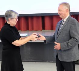 Eckart Richter erhält von Superintendentin Jutta Rühlemann für sein langjähriges Engagement in der Landessynode das Facettenkreuz der Landeskirche.  Foto: eb