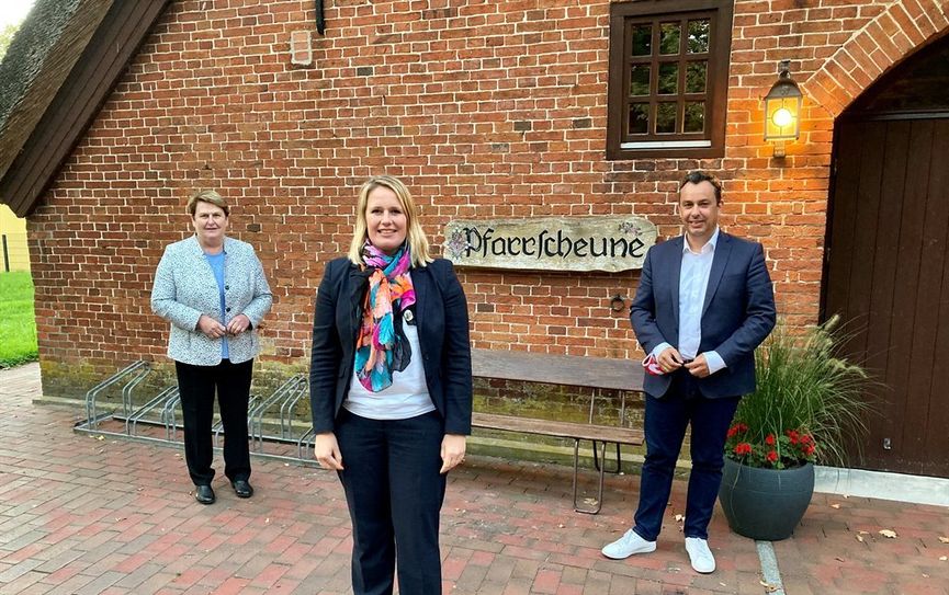 Johanne Modder (links) sprach mit Engagierten in der Pfarrscheune über pandemiebedingte Probleme bei ihrer Arbeit.  Foto: eb