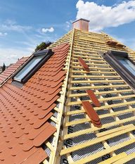 Eine Sanierung und Dämmung alter Dächer lohnt sich gleich mehrfach - für die Umwelt ebenso wie für die eigene Haushaltskasse.
Foto: djd/Paul Bauder/Getty Images/Brand X