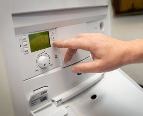 Umsteigen auf moderne Gas-Heiztechnik: Im Zuge der Aktionswochen erhalten Hauseigentümer attraktive Zusatzprämien. Foto: djd/Zukunft ERDGAS/Michael Setzpfandt