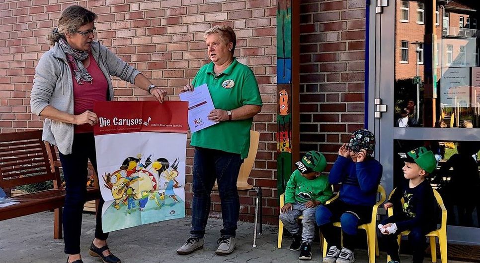 Ingrid Mahnken (links) vom Kreischorverband überreichte Christiane Wiedenbruch das Zertifikat „Die Carusos!“.  Foto: eb