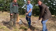 Gemeinsame Pflanzaktion in Nieder Ochtenhausen mit Försterin Lina Richardt (v. li.), dem Forstverbandsvorsitzenden Stefan Imbusch und Oliver Grundmann. Foto: eb