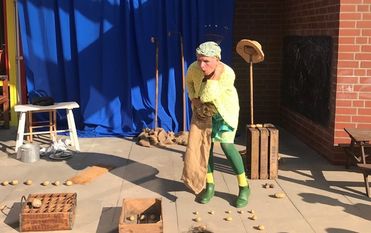 Petra Jaeschke von der Theatergruppe „Pina Luftikus“ begeisterte die Kita-Kids. Foto: eb