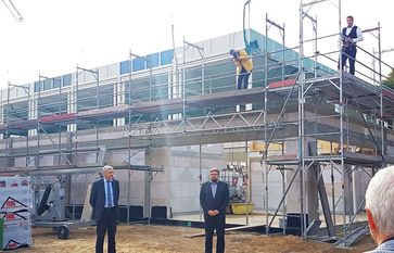 Das Dach ist zwar aus Stahl, den Richtspruch gabs trotzdem vom Zimmermann: Am vergangenen Freitag wurde an der neuen IGS Sporthalle Richtfest gefeiert. Foto: she