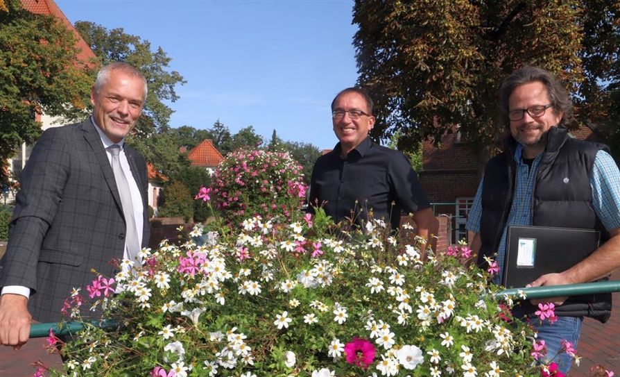 V.l.n.r.: Stefan Horeis (Sparkasse Rotenburg Osterholz), Frank Wiesner (Stadtverwaltung), Frieder Lüße (Stadtverwaltung).  Foto: Sonja Sancken