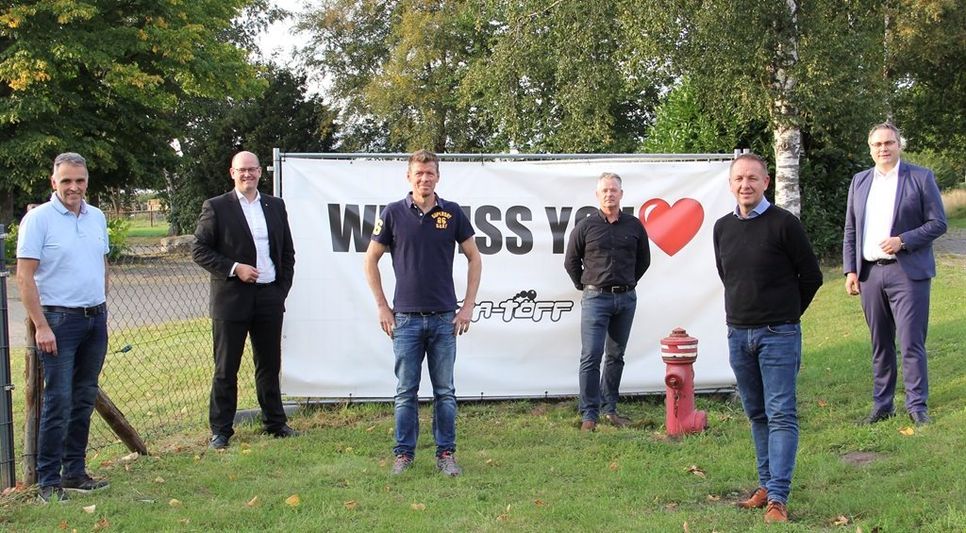 Offene Ohren für die Sorgen einer ganzen Branche zeigten Landtagsmitglied Dr. Marco Mohrmann (Zweiter v.l.) und Landratskandidat Marco Prietz (rechts). Mehr individuelle Regelungen für ihre Betriebe forderten Stefan Gawehn (links), Stephan und Thomas Meyer, Inhaber des Ta-Töff (Mitte), und Eventmanager Thomas Holsten (Zweiter v.r.). Foto: ue