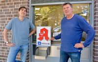 Marco und Martin Gudella am neuen Drive In-Schalter. Foto: rgp