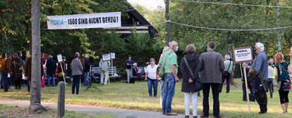 Rund 80 Teilnehmer*innen versammelten sich auf dem Rosa-Abraham-Platz in Worpswede zur Mahnwache. Foto: akl