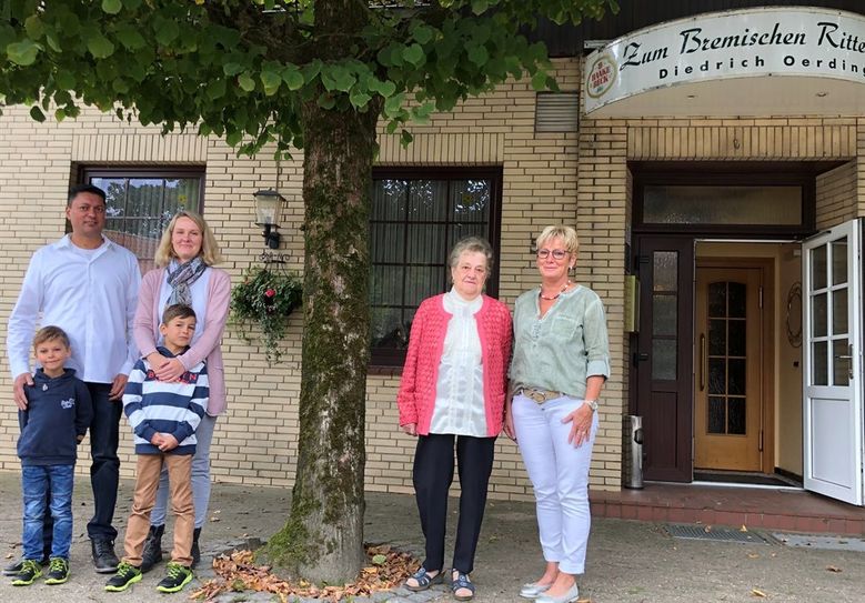 Gelebte Gastfreundschaft wird weitergeführt - Familie Sarao (links) übernimmt Gastwirtschaft von Rebecca Oerding und Heike Bohling.  Foto: eb