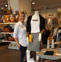 Angela Bekken vom Modehaus Burfeind öffnet auch am Sonntag.