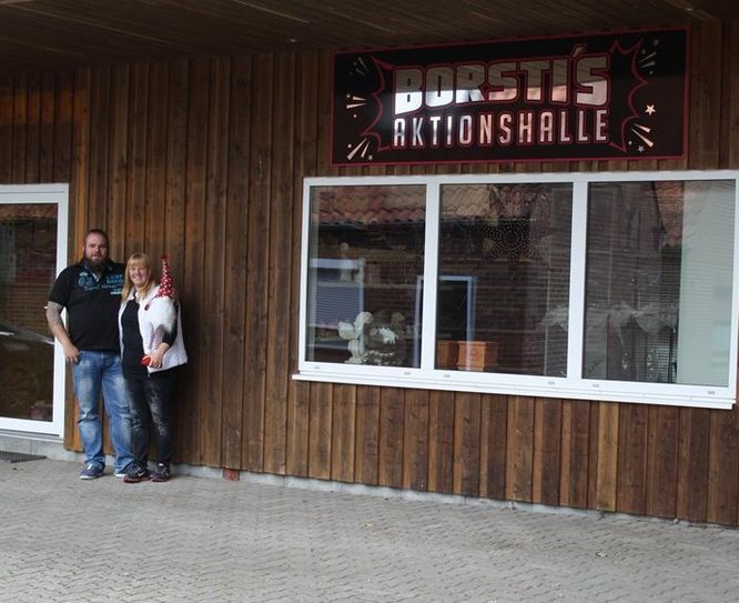 Heißen ihre Kund*innen ab Freitag, 9. Oktober, im eigenen Sonderpostenmarkt in Gnarrenburg willkommen: Sabrina und „Borsti“ Volkmann. Foto: fr