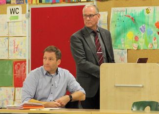 Gemeindedirektor Gerhard Kahrs (rechts), hier zusammen mit Kämmerer Patrick Schlesselmann, konnte sich über seine einstimmige Entlastung bei der jüngsten Gemeinderatssitzung freuen. Foto: ue