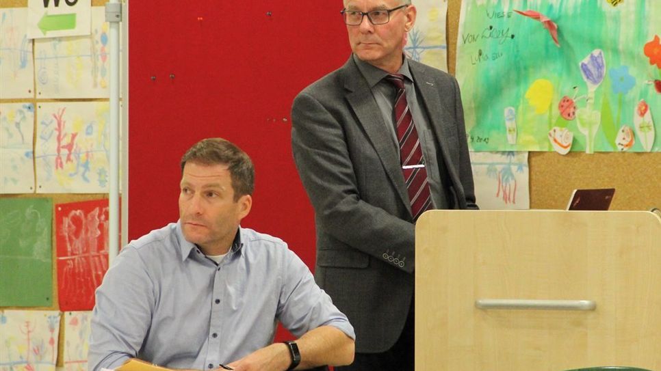 Gemeindedirektor Gerhard Kahrs (rechts), hier zusammen mit Kämmerer Patrick Schlesselmann, konnte sich über seine einstimmige Entlastung bei der jüngsten Gemeinderatssitzung freuen.  Foto: ue