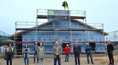 Vor dem Richtkranz freuen sich (v.l.n.r.) Elisabeth Knörr (als neue Leiterin der Kindertagesstätte), Julia Szuta (Sachbereich Soziales im Rathaus), Stefan Günther (begleitender Architekt), Dr. Silke Fricke (Erste Stadträtin), Detlev Fischer (Bürgermeister Bremervörde), Burkhard Weiß (Club Dänemark), Ingo Lange (Senior-Chef Bauunternehmer), Michael Scholz (Bauamt Rathaus) und Patrick Lange (Junior-Chef Bauunternehmer) über das schöne Bauvorhaben. Foto: rgp