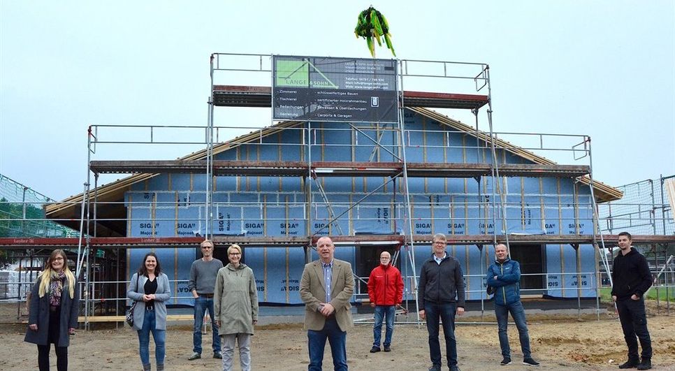 Vor dem Richtkranz freuen sich (v.l.n.r.) Elisabeth Knörr (als neue Leiterin der Kindertagesstätte), Julia Szuta (Sachbereich Soziales im Rathaus), Stefan Günther (begleitender Architekt), Dr. Silke Fricke (Erste Stadträtin), Detlev Fischer (Bürgermeister Bremervörde), Burkhard Weiß (Club Dänemark), Ingo Lange (Senior-Chef Bauunternehmer), Michael Scholz (Bauamt Rathaus) und Patrick Lange (Junior-Chef Bauunternehmer) über das schöne Bauvorhaben.  Foto: rgp
