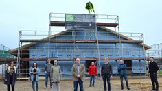 Vor dem Richtkranz freuen sich (v.l.n.r.) Elisabeth Knörr (als neue Leiterin der Kindertagesstätte), Julia Szuta (Sachbereich Soziales im Rathaus), Stefan Günther (begleitender Architekt), Dr. Silke Fricke (Erste Stadträtin), Detlev Fischer (Bürgermeister Bremervörde), Burkhard Weiß (Club Dänemark), Ingo Lange (Senior-Chef Bauunternehmer), Michael Scholz (Bauamt Rathaus) und Patrick Lange (Junior-Chef Bauunternehmer) über das schöne Bauvorhaben.  Foto: rgp