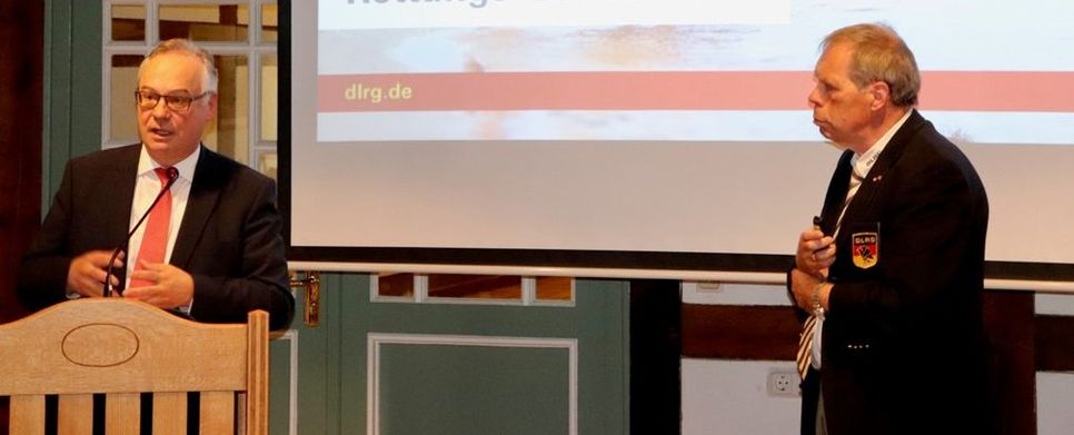 Bürgermeister Stefan Schwenke und der Präsident der Deutschen Lebens-Rettung-Gesellschaft Achim Haag im Rathaus der Gemeinde Worpswede.  Foto: akl