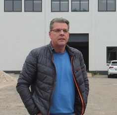 Holger Röpken erklärt die Pläne für das Bergolin-Gelände, auch, wenn davon nicht viel zu sehen ist.  Foto: mf