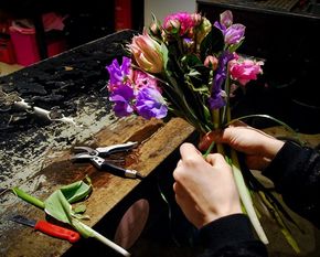 Ein Beispiel für einen schönen, aber schlecht bezahlten Beruf: In der Floristik müssen sich viele Beschäftigte mit Mini-Löhnen begnügen, die bei weitem nicht zum Familienunterhalt reichen, kritisiert die IG BAU.  Foto: IG BAU