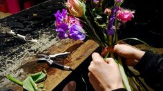 Ein Beispiel für einen schönen, aber schlecht bezahlten Beruf: In der Floristik müssen sich viele Beschäftigte mit Mini-Löhnen begnügen, die bei weitem nicht zum Familienunterhalt reichen, kritisiert die IG BAU.  Foto: IG BAU