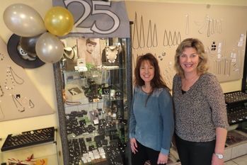 Birgit Krohn (re.) und ihre Mitarbeiterin Bianka Blume feiern das 25-jährige Jubiläum des Geschäfts mit Rabattaktionen, Gewinnspiel und Sammlermünzen-Verkauf   Foto: eb