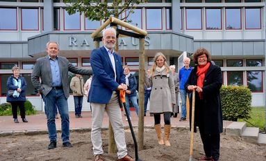 Setzten ein Zeichen gegen Rassismus vor dem Gnarrenburger Rathaus: Volker Kullik (v. li.), Stefan Prüß, Katja Poppe und Petra Tiemann.  Foto: rgp