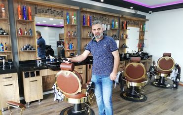 Der neue Friseursalon von Mehmet Alagöz bietet viel Platz und gemütliche Stühle für die Kund*innen.  Foto: lst