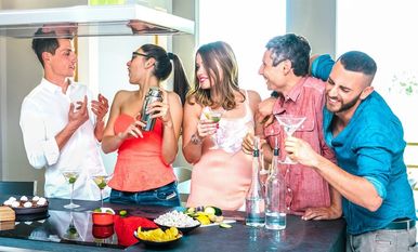 Mitten in der Pandemie vielleicht nicht die beste Idee: Private Feiern, bei denen Hygiene- und Abstandsregeln missachtet werden, können ganzen Gemeinden zum Verhängnis werden. Ein aktuelles Beispiel findet sich in Karlshöfen. Foto: Adobe Stock