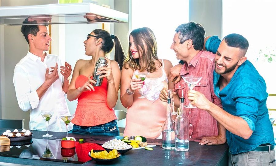 Mitten in der Pandemie vielleicht nicht die beste Idee: Private Feiern, bei denen Hygiene- und Abstandsregeln missachtet werden, können ganzen Gemeinden zum Verhängnis werden. Ein aktuelles Beispiel findet sich in Karlshöfen. Foto: Adobe Stock