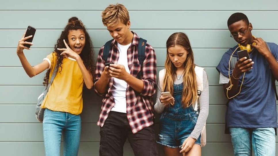 Die meisten Jugendlichen nutzen soziale Medien und teilen Inhalte über ihre Handys. Doch bei manchen Bildern oder Videos hört der Spaß auf.  Foto: Adobe Stock/Jacob Lund