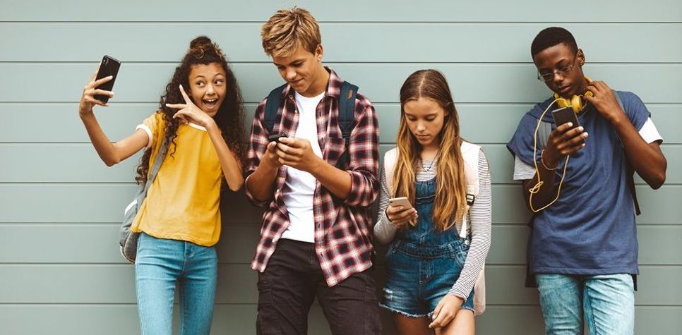 Die meisten Jugendlichen nutzen soziale Medien und teilen Inhalte über ihre Handys. Doch bei manchen Bildern oder Videos hört der Spaß auf.  Foto: Adobe Stock/Jacob Lund