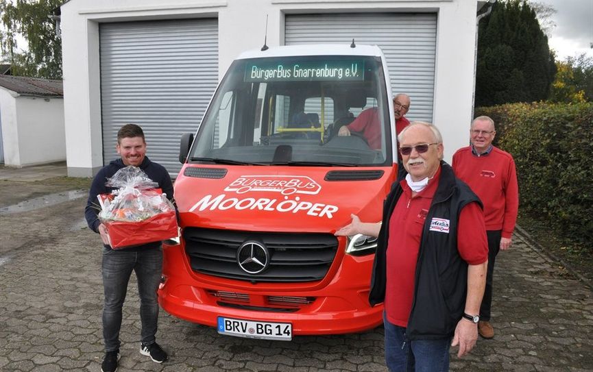 Nun hat der rote Flitzer offiziell einen Namen und der Namensgeber einen Präsentkorb bekommen.  Foto: T. Schmidt