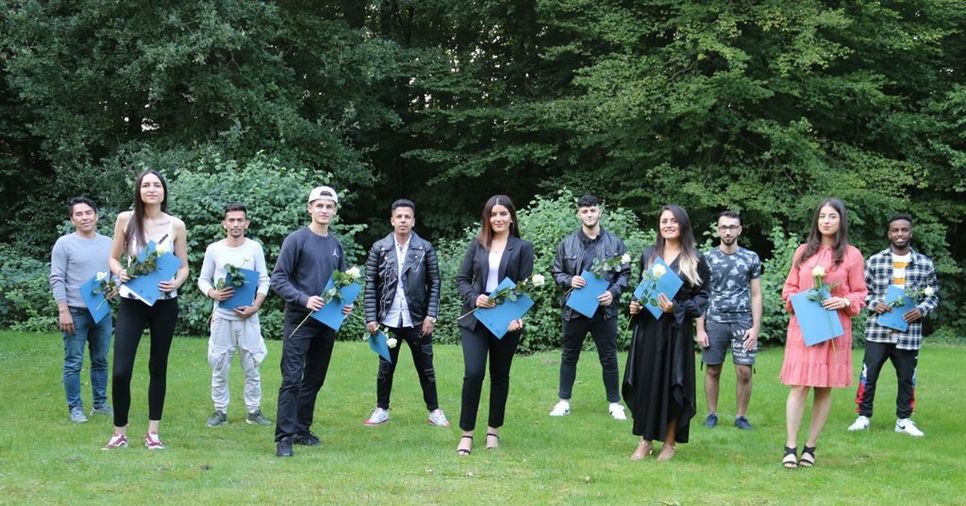 Die 16 Absolvent*innen des Hauptschulabschlusskurses des Landkreises, der VHS und der Bildungsstätte Bredbeck.  Foto: eb