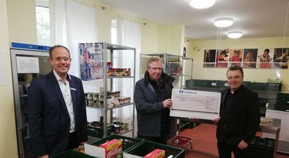 Jan Mackenberg von der Volksbank (li.) übergab den symbolischen Scheck an Tafel-Leiter Udo Driftmann (Mitte) und Hajo Morgenstern vom Tandem-Verein. Fotos: lst