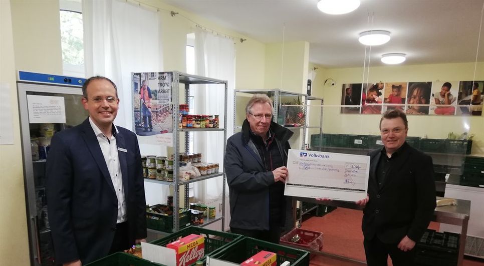 Jan Mackenberg von der Volksbank (li.) übergab den symbolischen Scheck an Tafel-Leiter Udo Driftmann (Mitte) und Hajo Morgenstern vom Tandem-Verein.  Fotos: lst