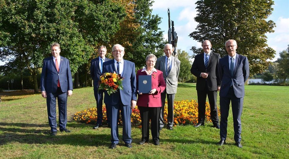 Frieda Krafthöfer und ihr Ehemann Werner (3. v. li.) kamen gemeinsam zur Verleihung des Verdienstkreuzes an den Vörder See. Foto: rgp