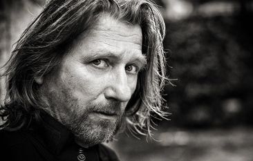 Lässt sich im Mainstream nicht wirklich einordnen: Michael Fitz mit seinem Soloprogramm „jetzt auf gestern 2020“.  Foto: K. Zeidler