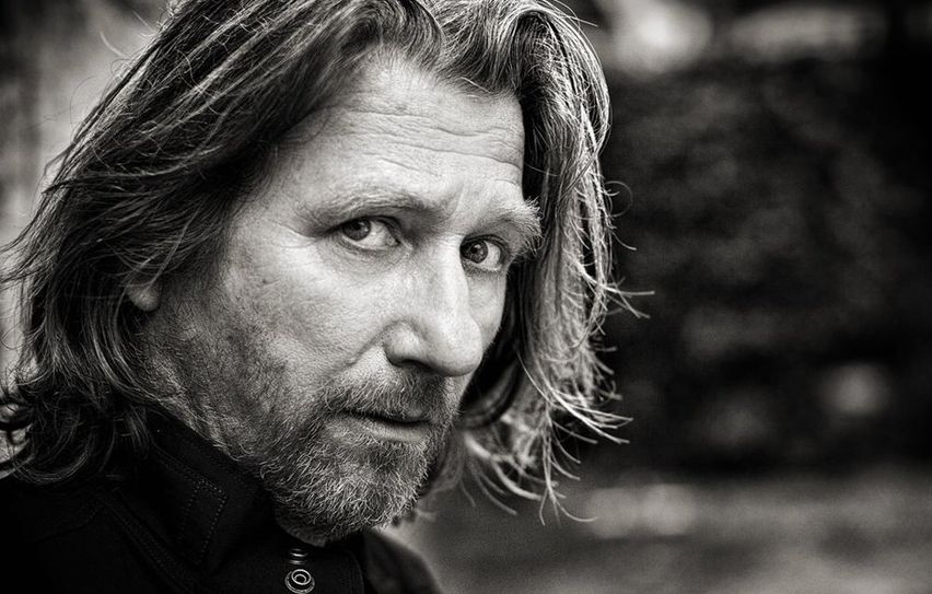 Lässt sich im Mainstream nicht wirklich einordnen: Michael Fitz mit seinem Soloprogramm „jetzt auf gestern 2020“.  Foto: K. Zeidler