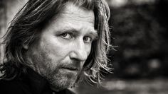 Lässt sich im Mainstream nicht wirklich einordnen: Michael Fitz mit seinem Soloprogramm „jetzt auf gestern 2020“.  Foto: K. Zeidler