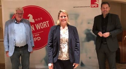 Bürgermeister Harald Stehnken, Christina Jantz-Herrmann und Lars Klingbeil in Schwanewede. Foto: eb